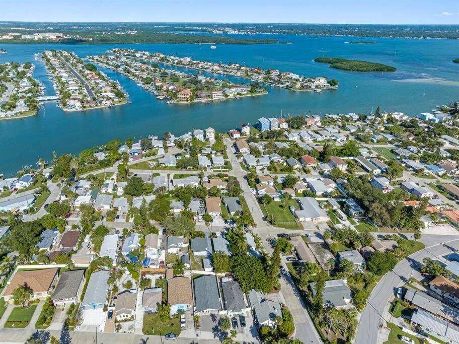 Amazing House Block From Beaches & Attractions Villa St. Pete Beach Exterior photo